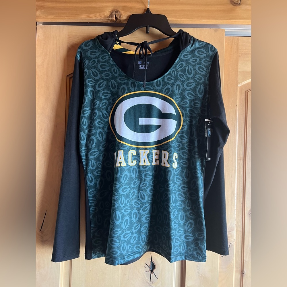 Very cute comfy Green Bay Packers shirt/hoodie with drawstrings. Women’s medium